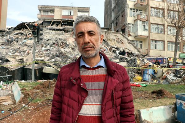 Depremden 50 saat sonra enkazı elleriyle kazarak çıkmış