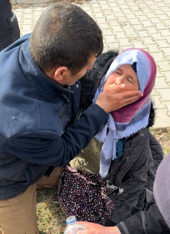 Enkazda altınları bulunan kadın sevinçten bayıldı
