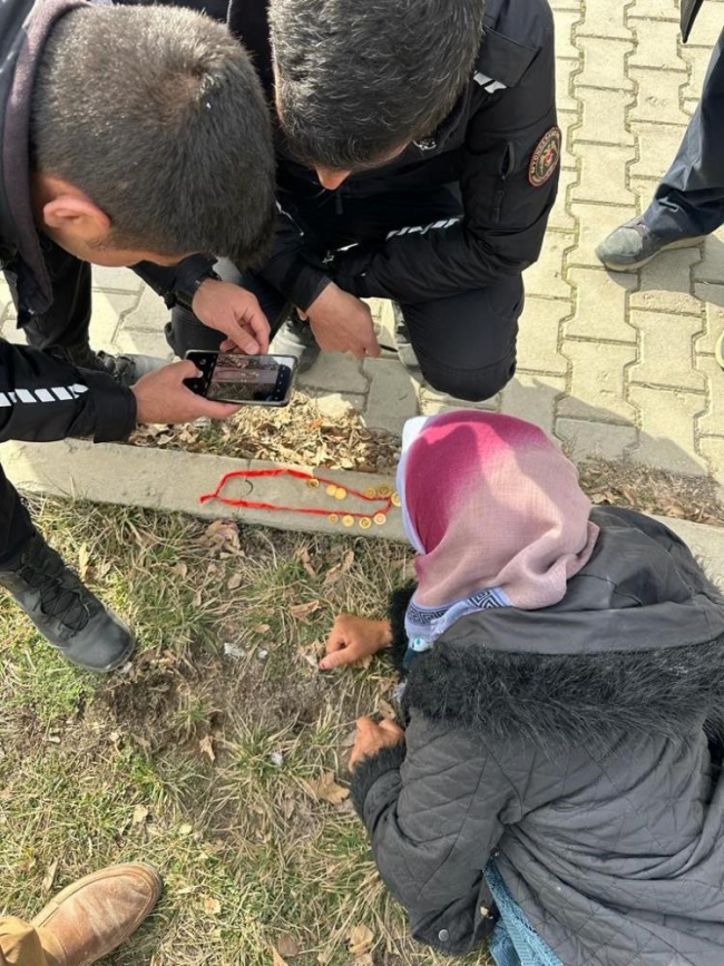 Enkazda altınları bulunan kadın sevinçten bayıldı