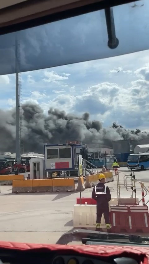 Fabrika yangını: Dumanlar ilçenin birçok noktasından görüldü