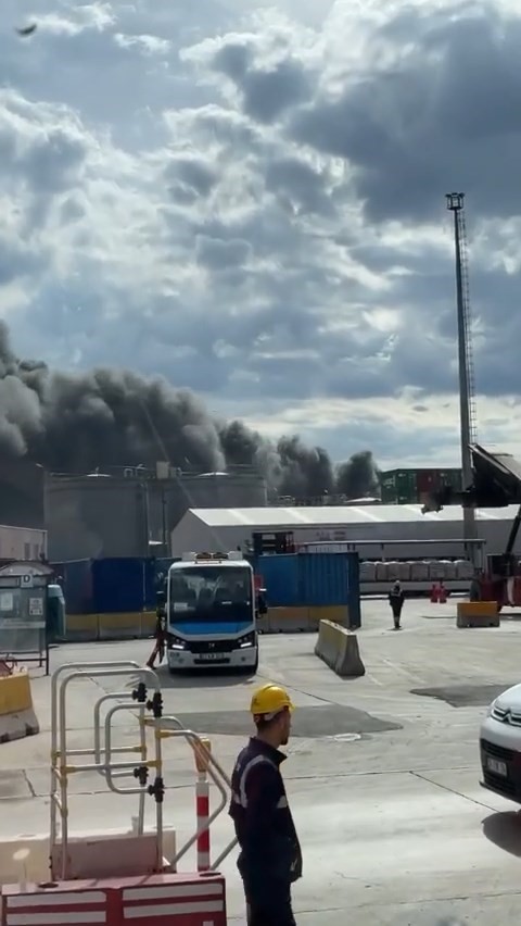 Fabrika yangını: Dumanlar ilçenin birçok noktasından görüldü
