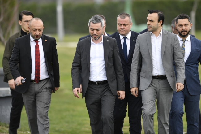Bursaspor Bahçeliye forma hediye etti