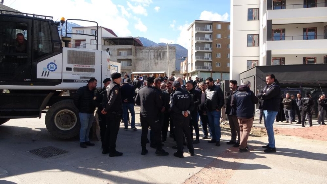 Bursa'da binayı yıktırmamak için canlarını hiçe saydılar