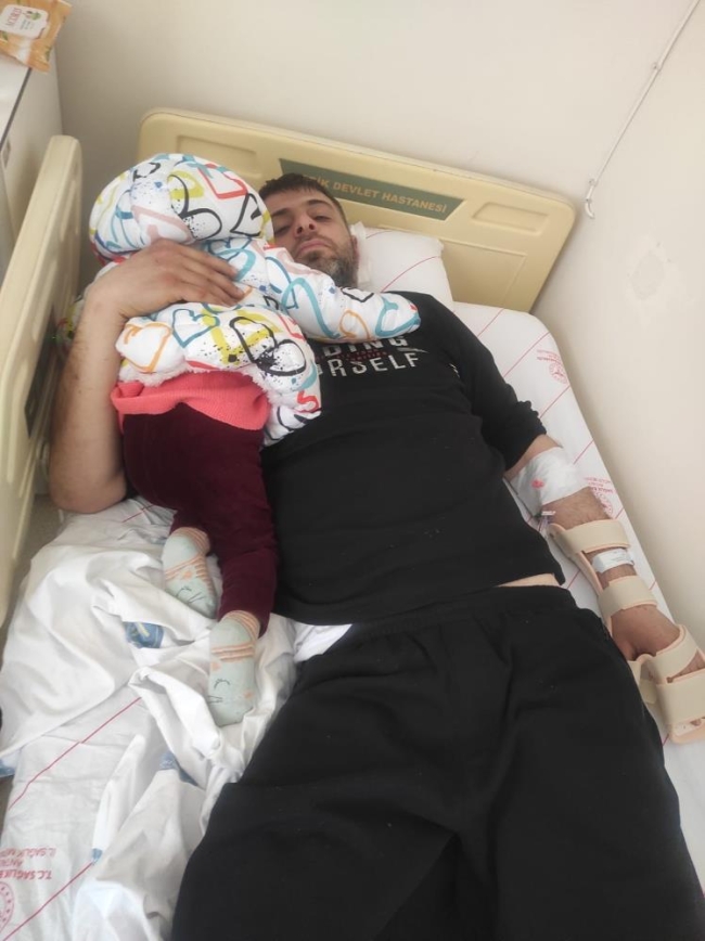 Depremde hem ikiz çocuklarını hem de eşini kaybetti