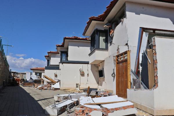 Milyonluk villalar da depremde yıkıldı!