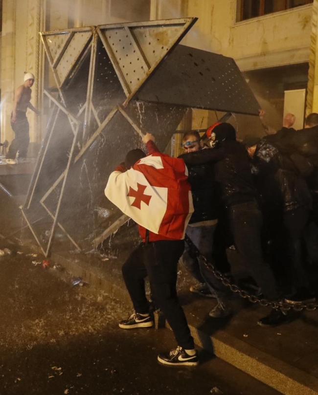 Tartışmalı yasa tasarısı parlamentoda oylanarak geri çekildi