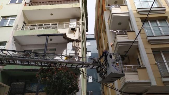 Balkonu çöken bina tahliye edildi