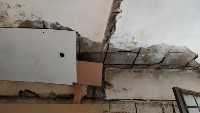 Balkonu çöken bina tahliye edildi