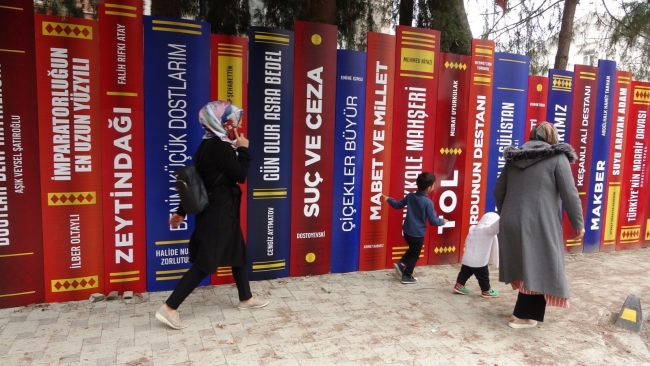 Duvarı gören okumadan geçemiyor