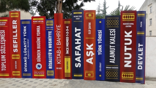 Duvarı gören okumadan geçemiyor