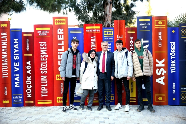 Duvarı gören okumadan geçemiyor