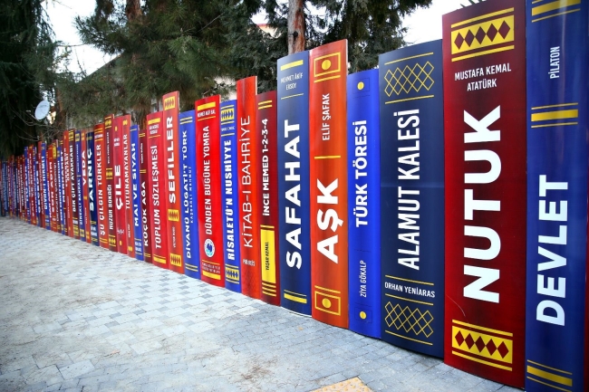 Duvarı gören okumadan geçemiyor