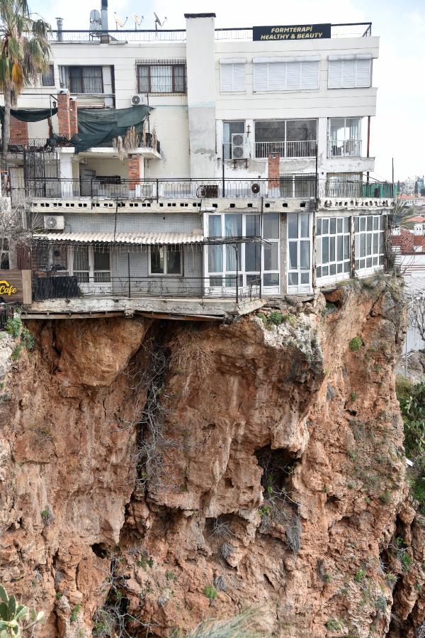 Korkutan manzara: Falezlerde yarık oluşan kaya üzerine 'ev'