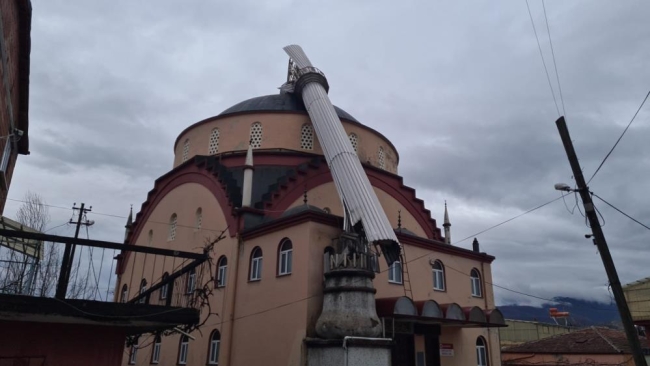 Fırtına caminin minaresini yıktı