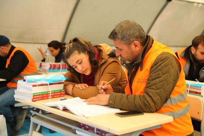Depremzede öğrencilere maddi destek