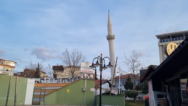 Malatya'da ağır hasarlı minare kontrollü yıkıldı