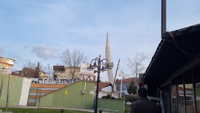 Malatya'da ağır hasarlı minare kontrollü yıkıldı