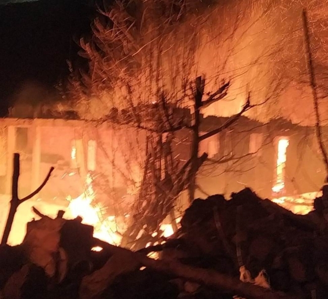 Köy evinde çıkan yangın büyük paniğe neden oldu