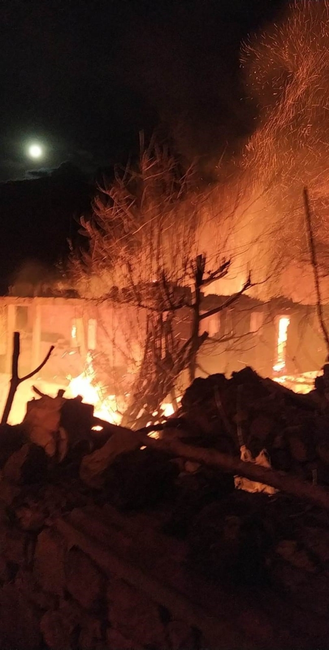 Köy evinde çıkan yangın büyük paniğe neden oldu