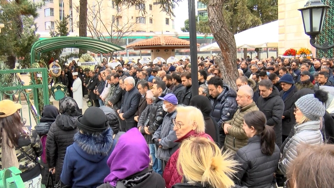 Serdar Ortaç kardeşini son yolculuğuna uğurladı