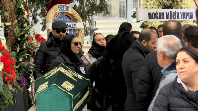 Serdar Ortaç kardeşini son yolculuğuna uğurladı
