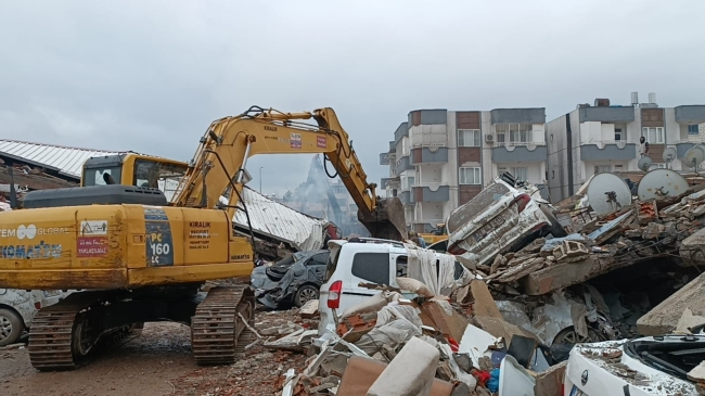 Depremin vurduğu bölgede araçlar hurdaya döndü
