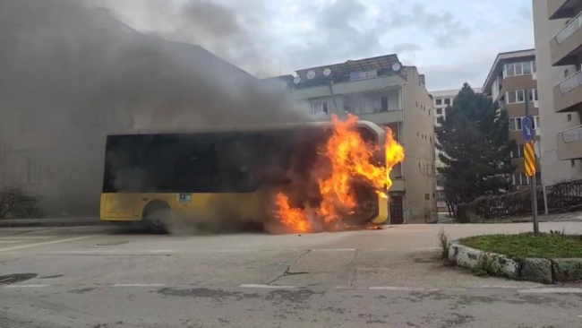 Bursa'da seyir halindeki halk otobüsü alev alev yandı