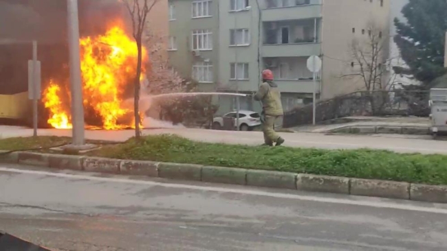 Bursa'da seyir halindeki halk otobüsü alev alev yandı