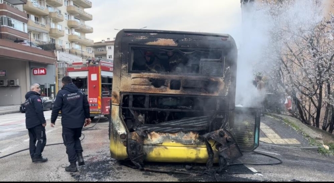 Bursa'da seyir halindeki halk otobüsü alev alev yandı