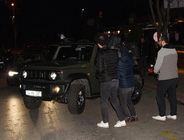 Ünlü isim Uraz Kaygılaroğlu,korumalarını gazetecilerin üzerine gönderdi