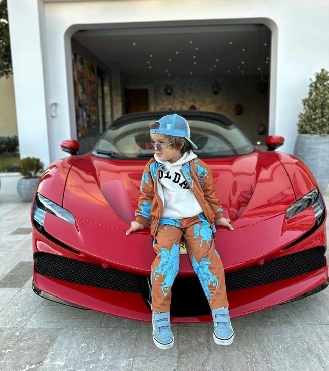 Minik Zayn bu kez Ferrari’nin gazına bastı