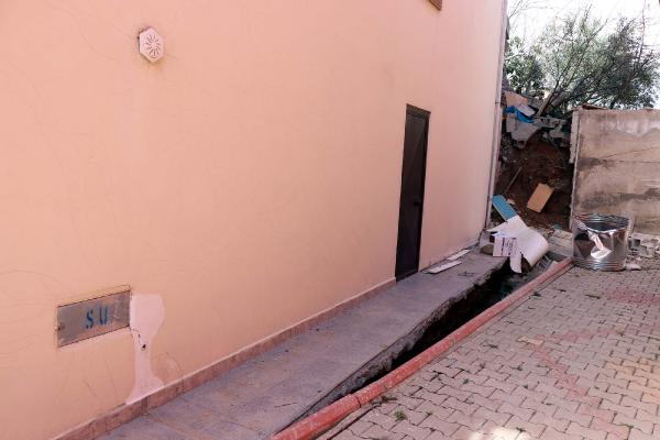 Depremlerde binanın yönü değişti