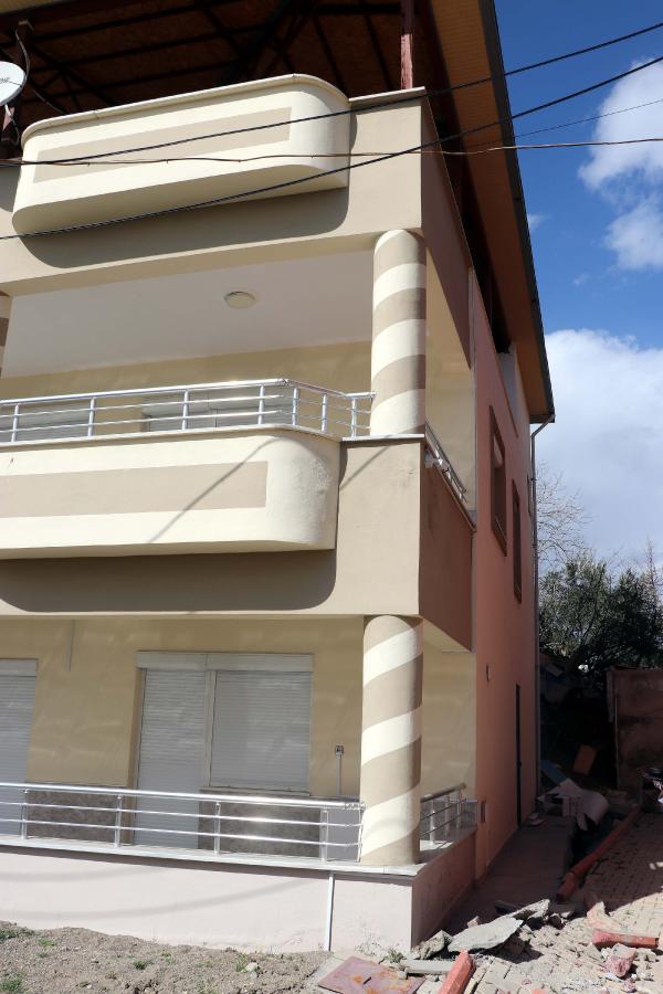 Depremlerde binanın yönü değişti