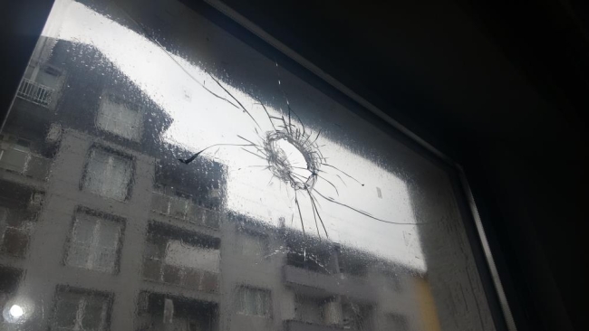 Bursa'da kimliği belirsiz bir kişi eve doğru kurşun yağdırdı