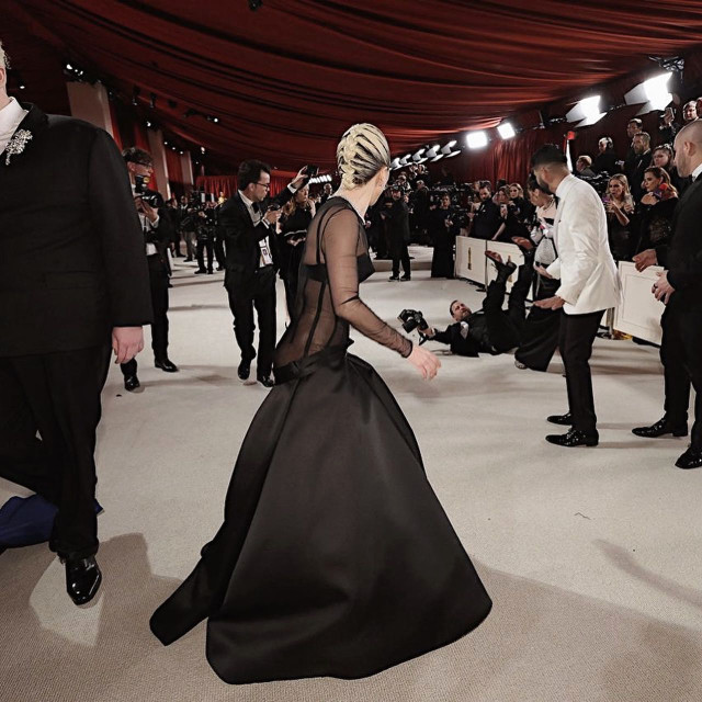 Lady Gaga, basın mensubunun yardımına koştu