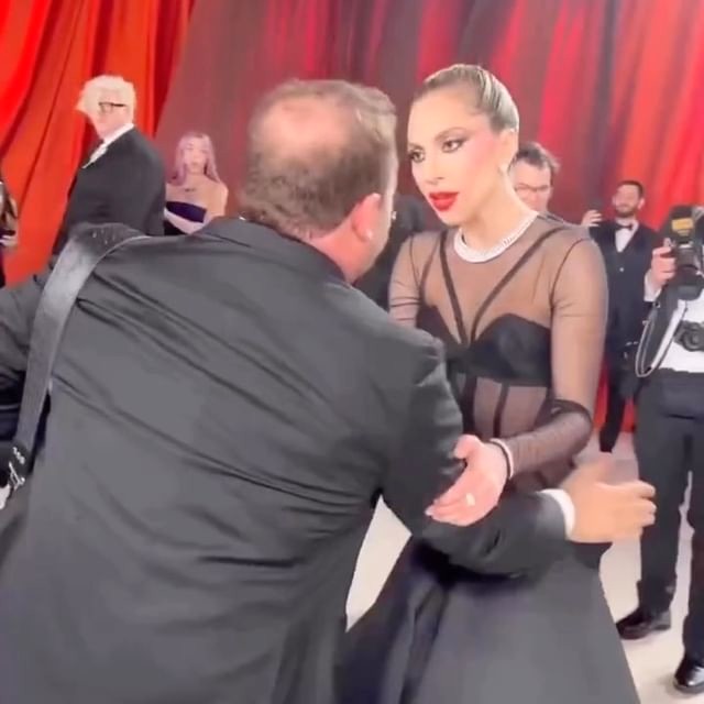 Lady Gaga, basın mensubunun yardımına koştu