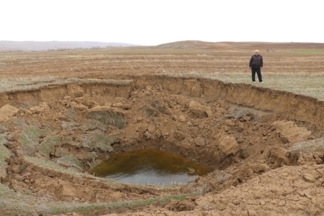 Deprem sonrası oluşan obruk, köylüleri korkuttu