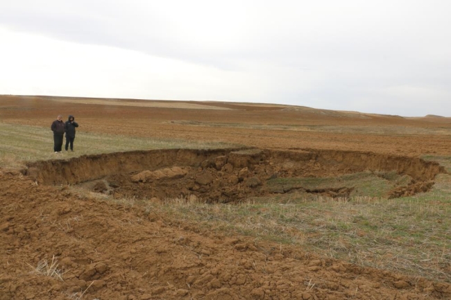 Deprem sonrası oluşan obruk, köylüleri korkuttu