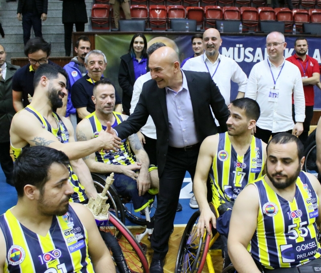 Tekerlekli Sandalye Basketbol maçında kıyasıya mücadele