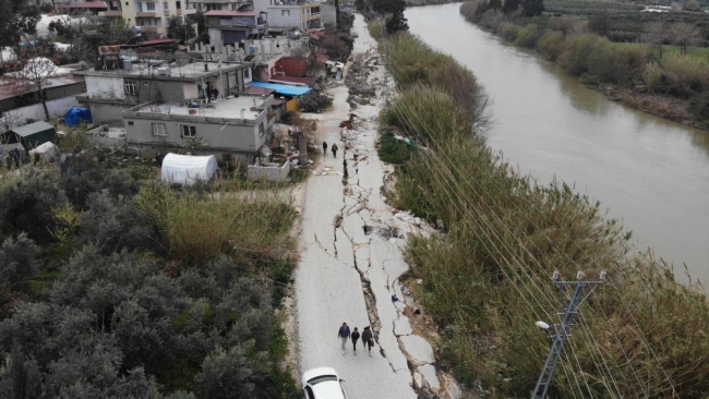 Evlerin yakınında bulunan yol depremde yerle bir oldu