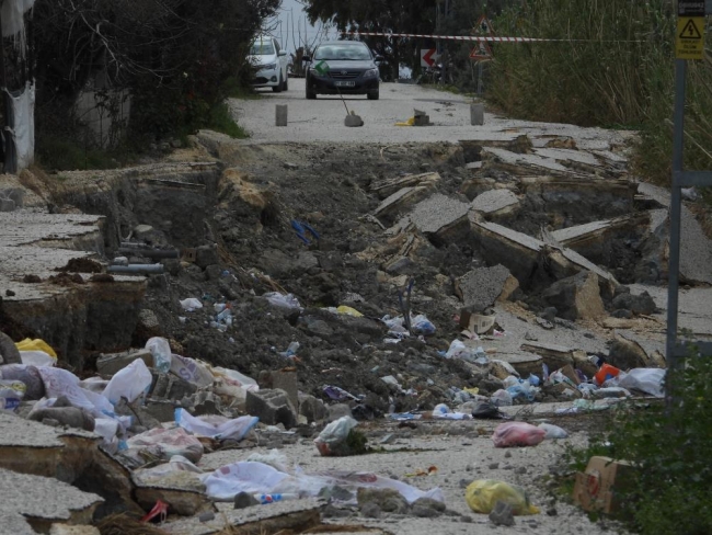 Evlerin yakınında bulunan yol depremde yerle bir oldu