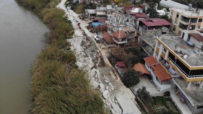 Evlerin yakınında bulunan yol depremde yerle bir oldu