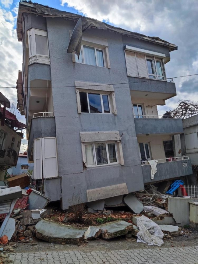 Depremzedeler Bursa'da dünyaevine girdiler