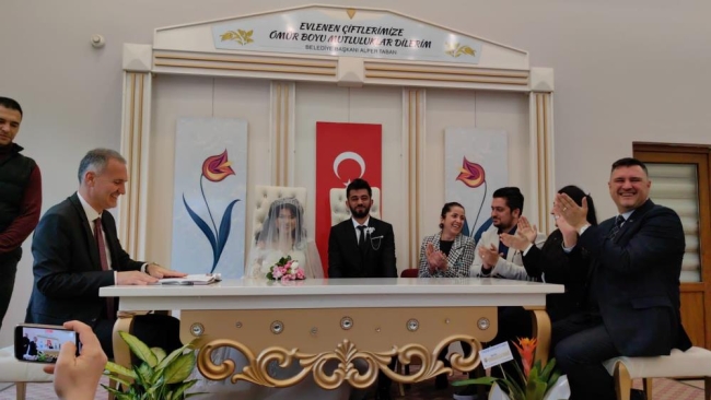 Depremzedeler Bursa'da dünyaevine girdiler