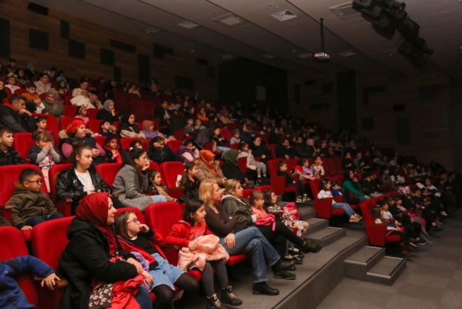 Gürsu’da ücretsiz sinema ve tiyatro keyfi mest etti