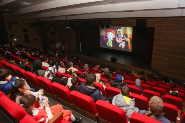 Gürsu’da ücretsiz sinema ve tiyatro keyfi mest etti