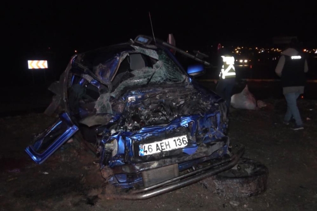 Çarptığı pikabı biçen TIR tarlaya uçtu: Ölü ve yaralılar var