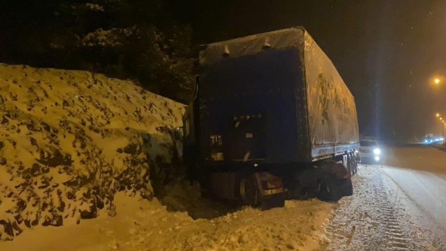 Kar kaza getirdi: TIR çarparak durabildi