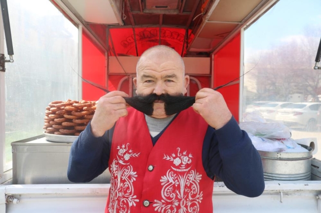 Dedesine özendi, 80 santimetre bıyık bıraktı