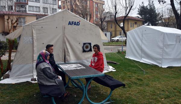120 kişinin yaşadığı apartmandan 6 kişi kurtuldu